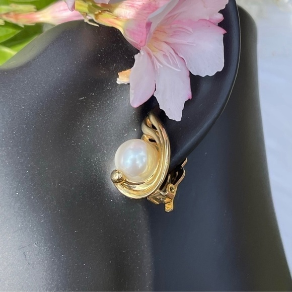 Vintage Signature Marvella Swirl GoldTone Faux Pearl Clip On Earrings - Picture 2 of 5